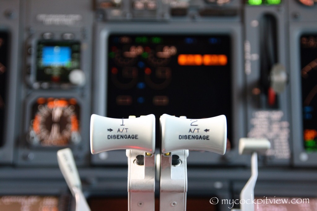 Mycockpitview. Thrust levers, Luxair Boeing 737 NG.